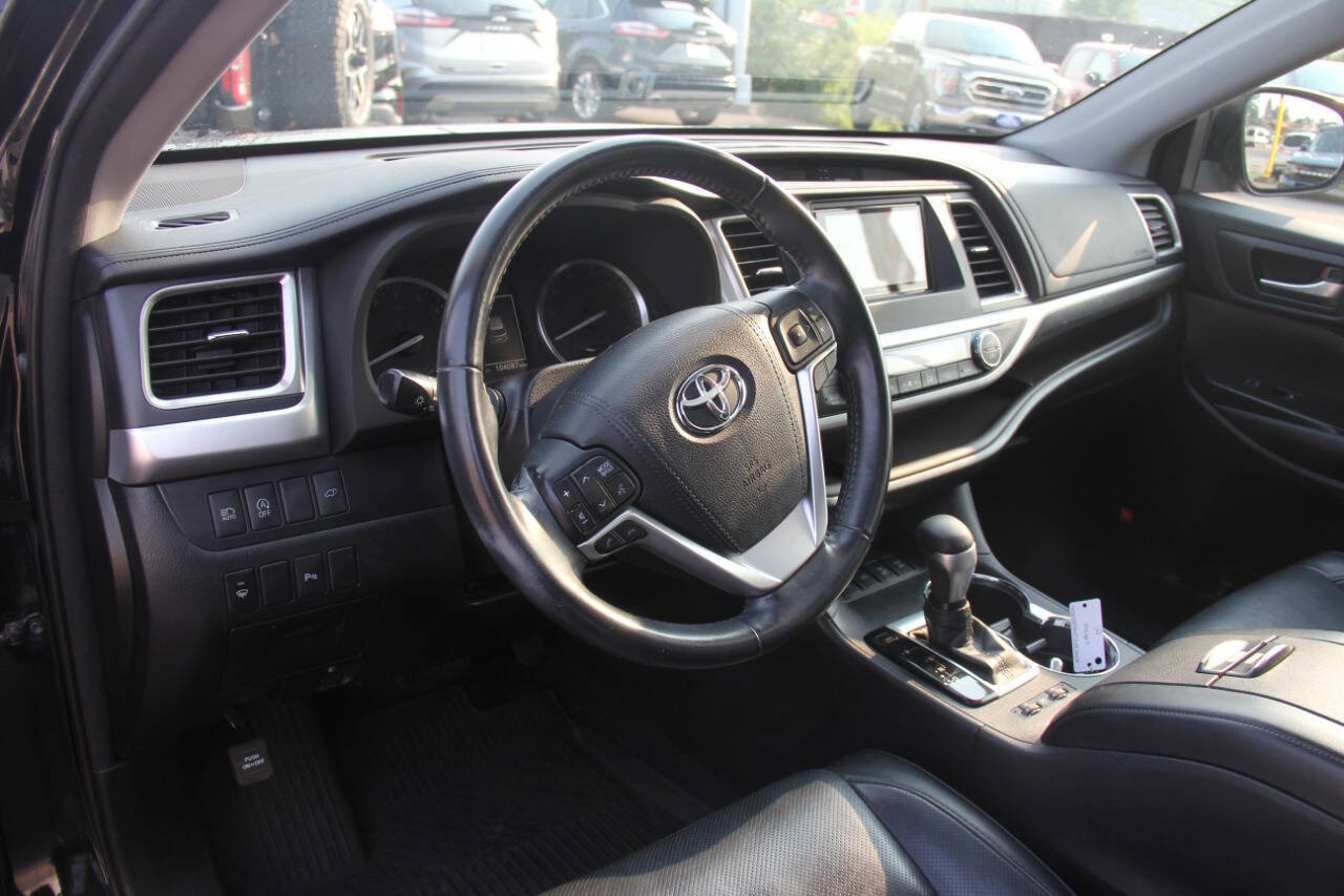 Used 2018 Toyota Highlander Limited AWD 4dr SUV image 30