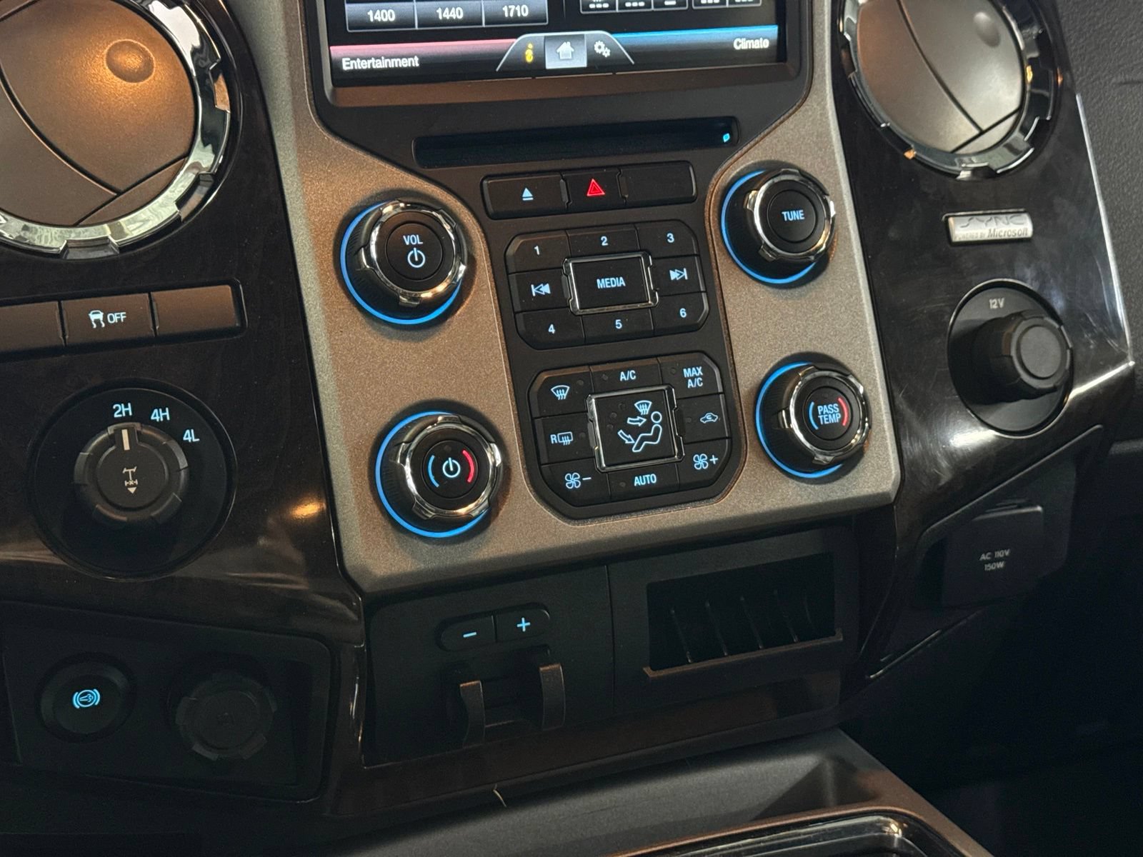 Used 2015 Ford F350 Platinum w/ Platinum Package AWD/4WD image 22