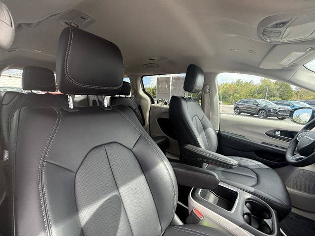 Used 2024 Chrysler Pacifica Touring-L FWD image 11