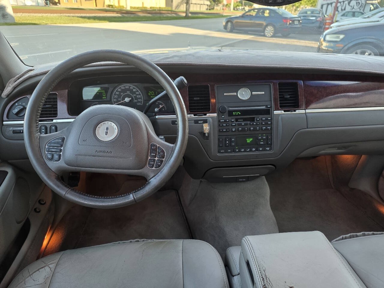 Used 2003 Lincoln Town Car Executive RWD image 5