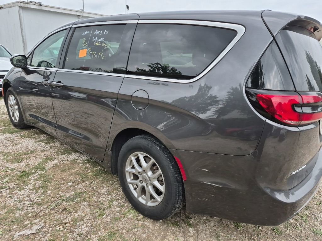 Used 2023 Chrysler Pacifica Touring-L FWD image 2