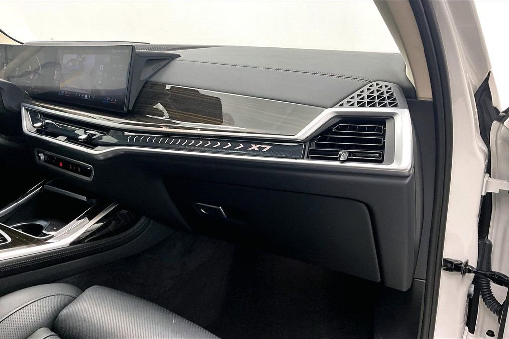 Used 2025 BMW X7 xDrive40i image 16