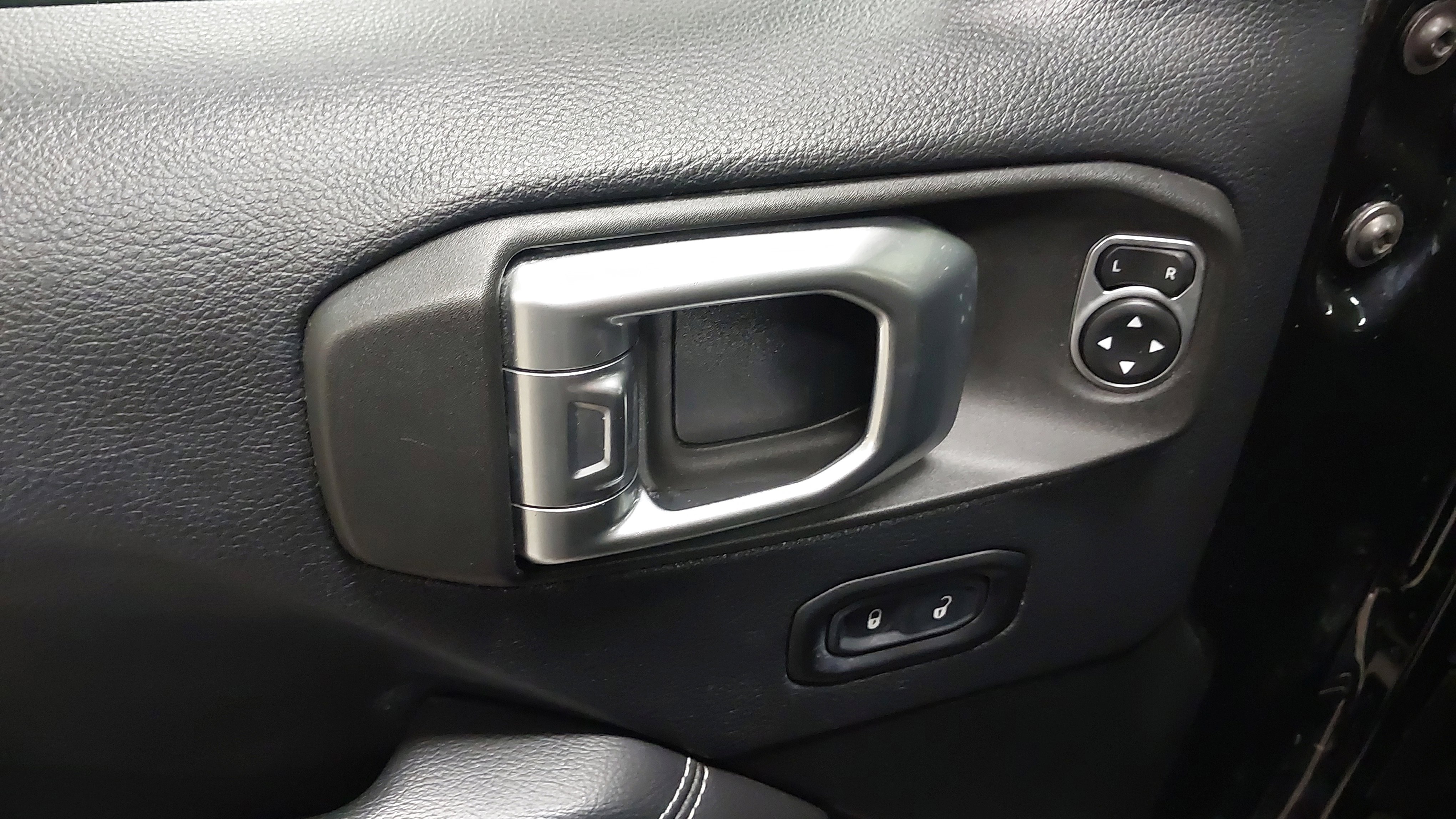 Used 2019 Jeep Wrangler Unlimited Sahara w/ Safety Group image 25