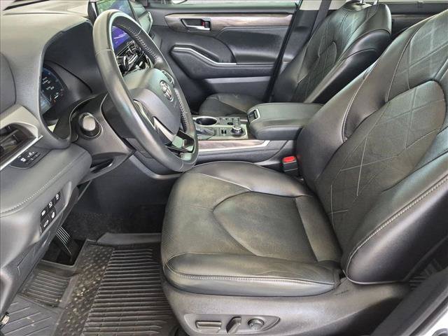 Used 2024 Toyota Highlander Platinum AWD/4WD image 17