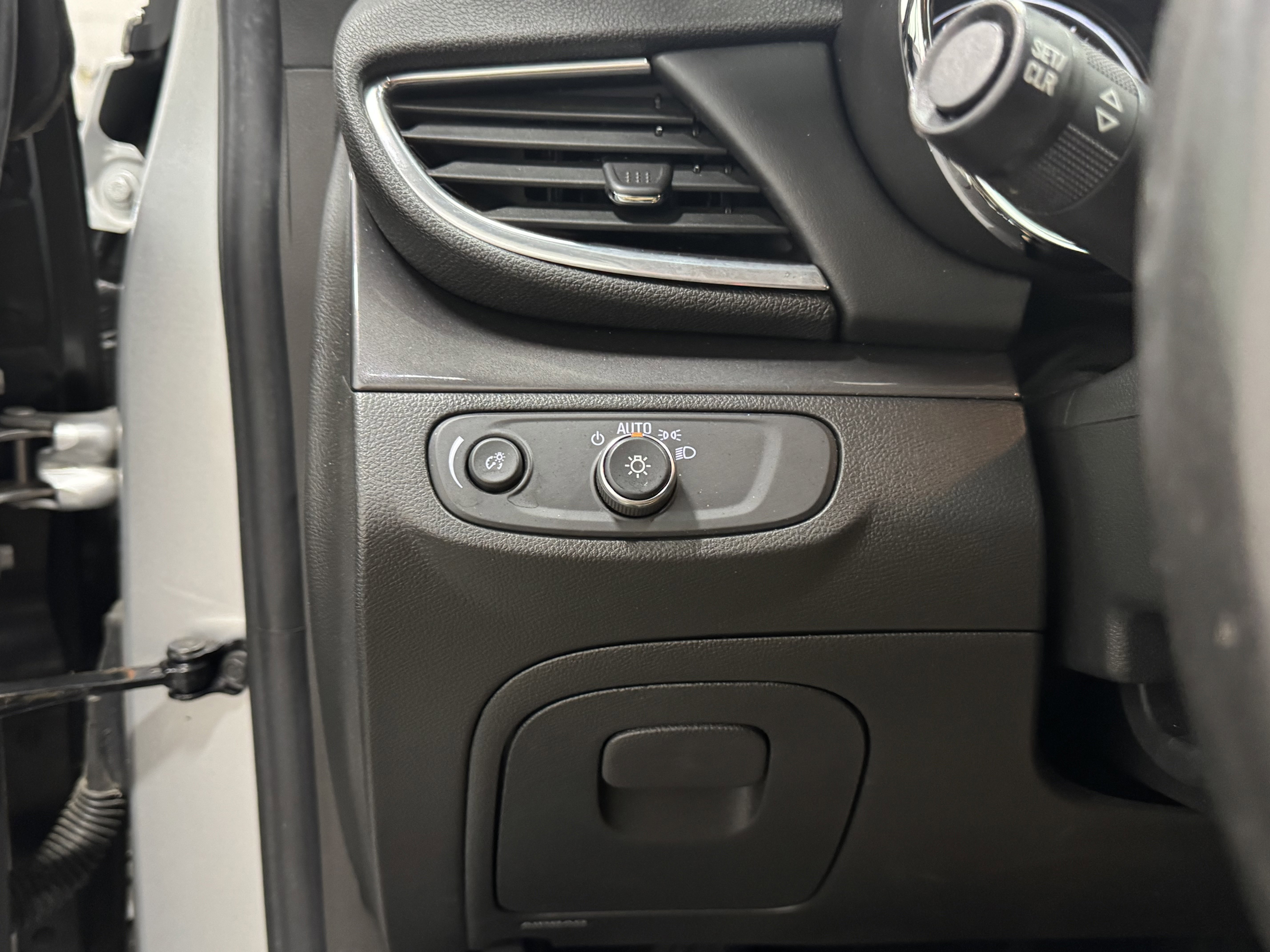 Used 2021 Buick Encore Preferred w/ Safety Package image 17