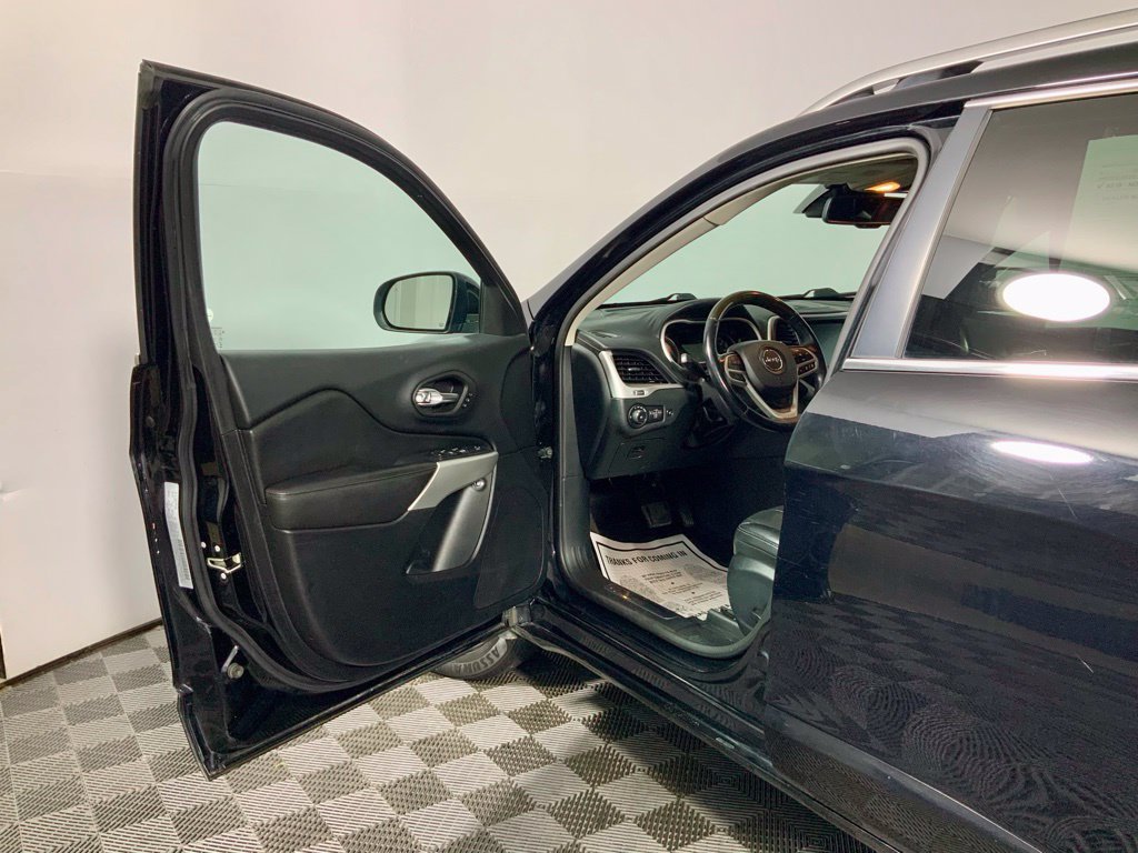 Used 2018 Jeep Cherokee Overland w/ Technology Group AWD/4WD image 15