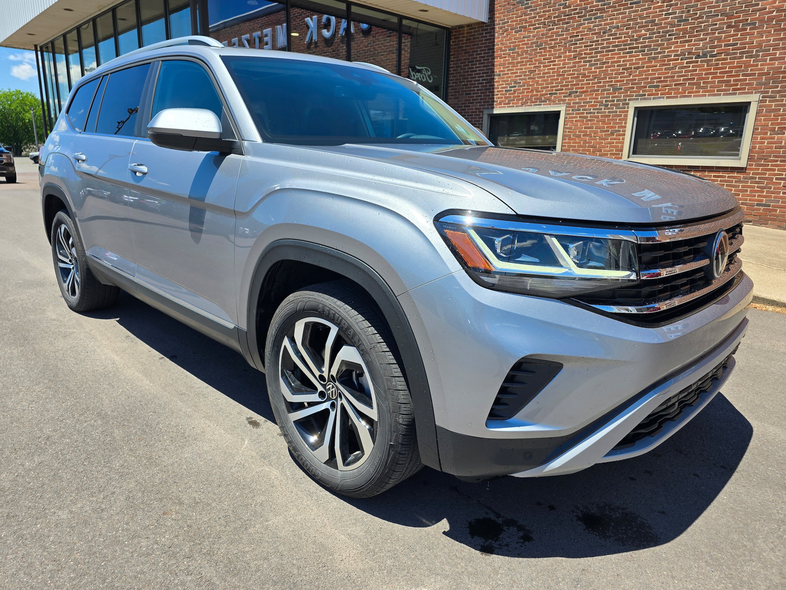 Used 2023 Volkswagen Atlas SEL AWD/4WD image 1