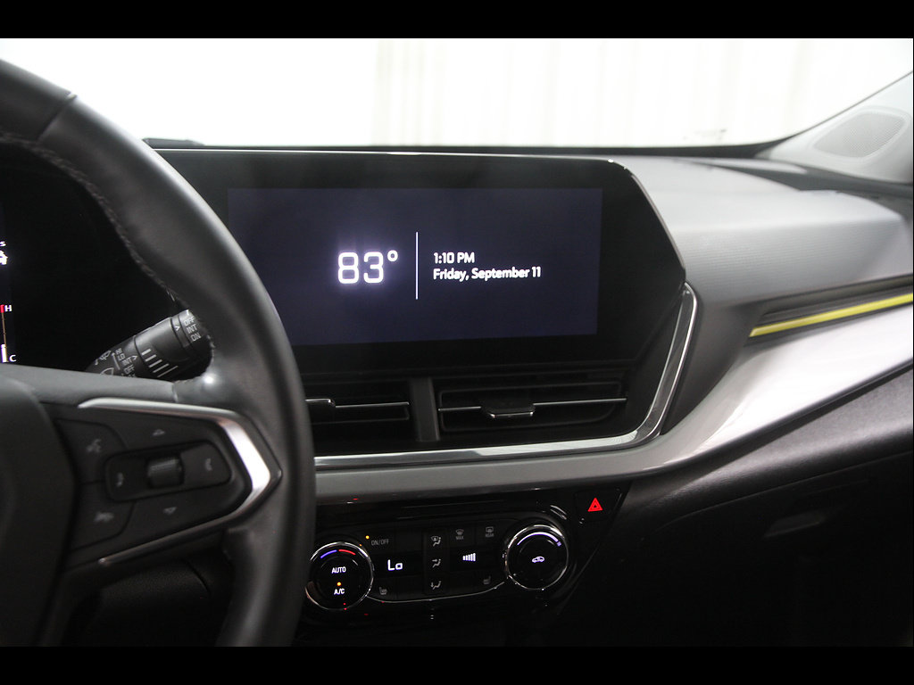 Used 2025 Chevrolet Trax LT w/ LT Convenience Package FWD image 9