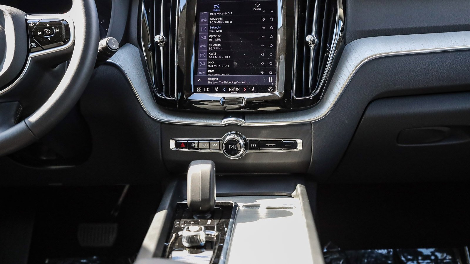 Used 2025 Volvo XC60 B5 Plus w/ Climate Package image 13