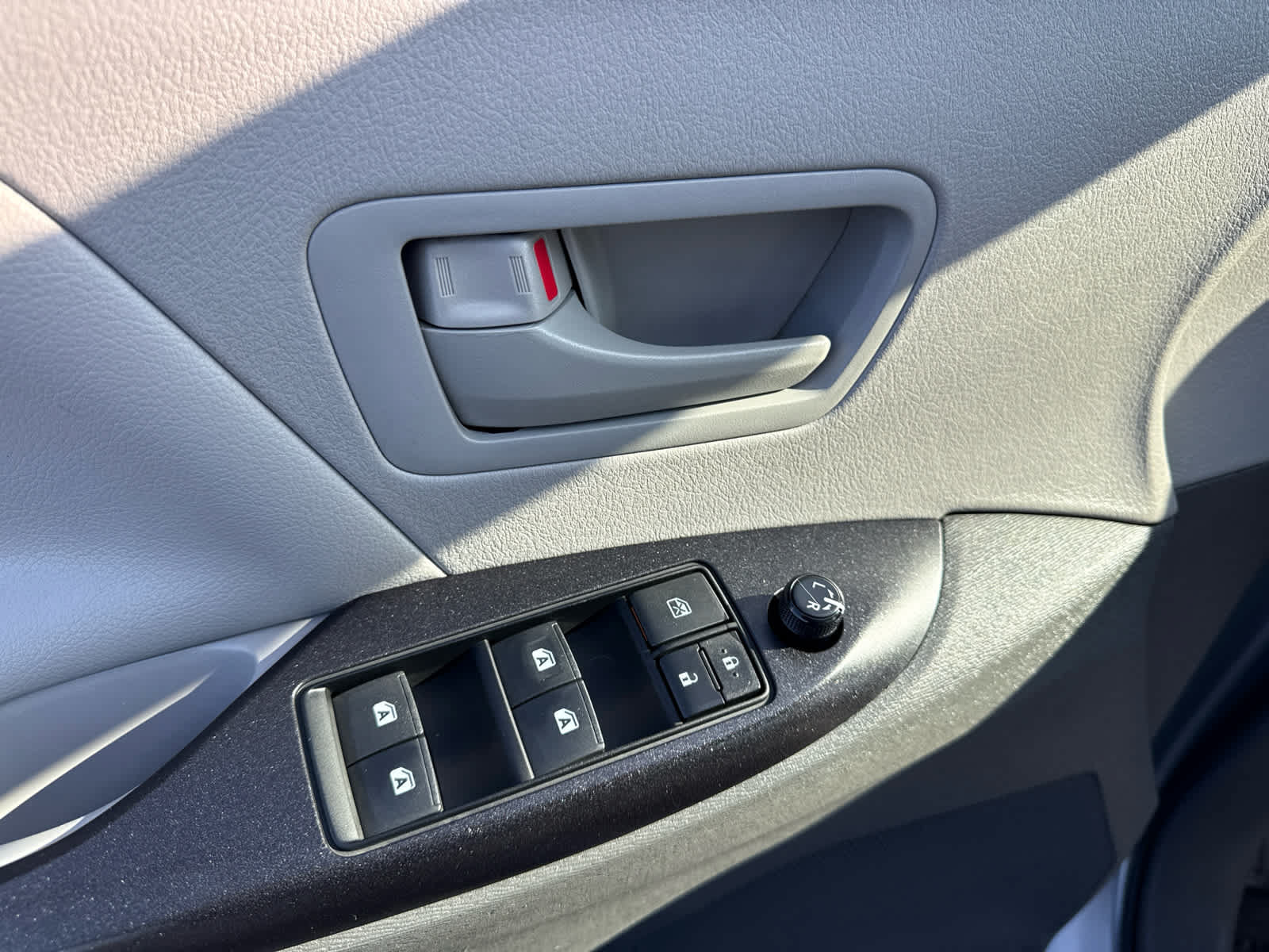 Used 2015 Toyota Sienna L FWD image 10