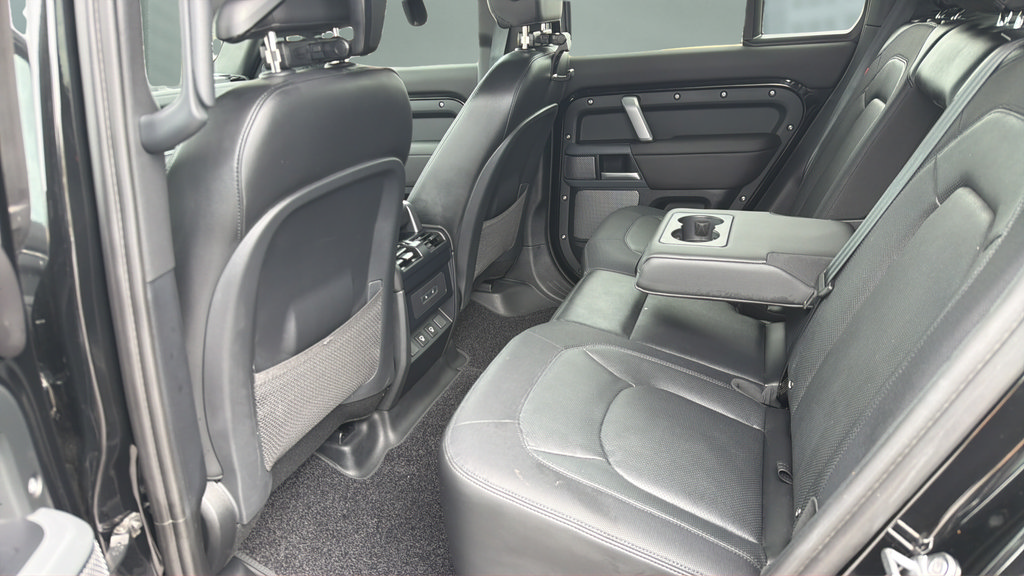 Used 2024 Land Rover Defender 110 X-Dynamic SE AWD/4WD image 18