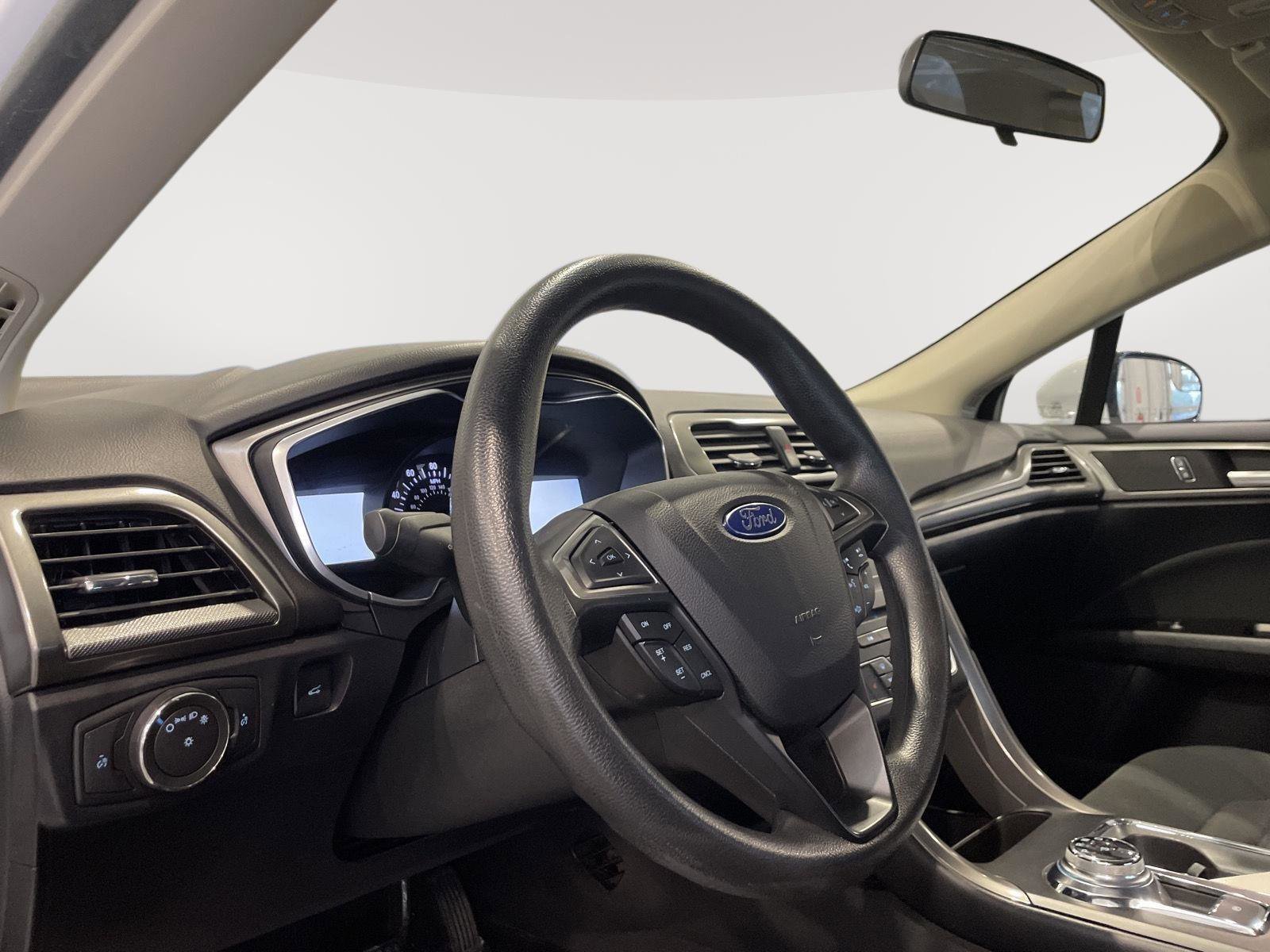 Used 2017 Ford Fusion SE w/ Fusion SE Technology Package FWD image 19