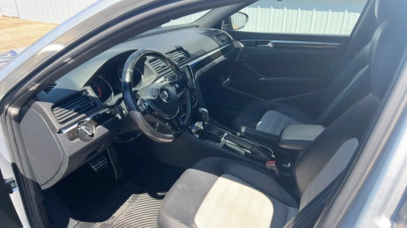 Used 2018 Volkswagen Passat 3.6 FWD image 14