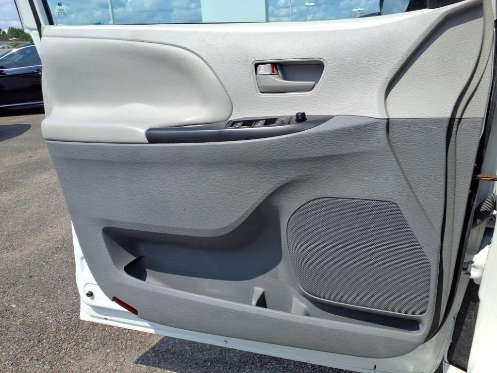 Used 2020 Toyota Sienna L image 23