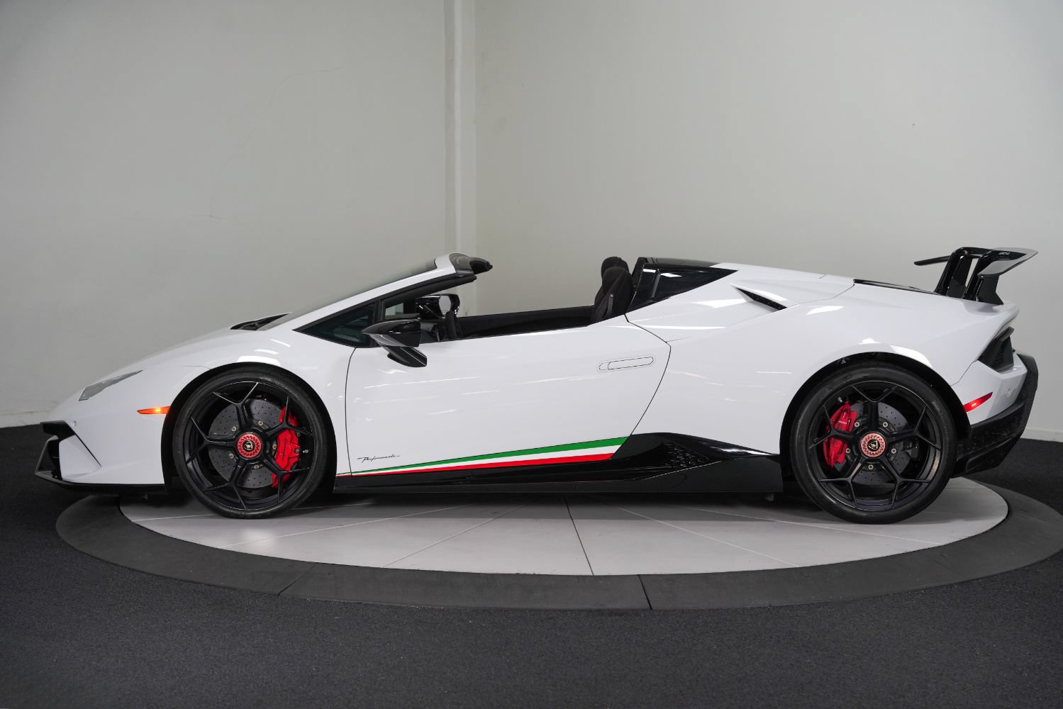 Used 2018 Lamborghini Huracan Performante AWD/4WD image 6