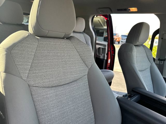 Used 2023 Toyota Sienna LE FWD image 36