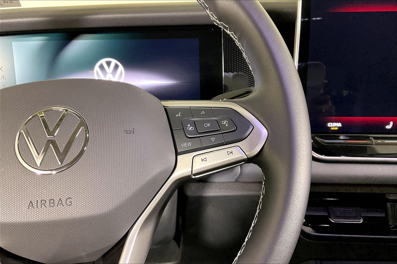 Used 2025 Volkswagen Tiguan SE AWD/4WD image 17