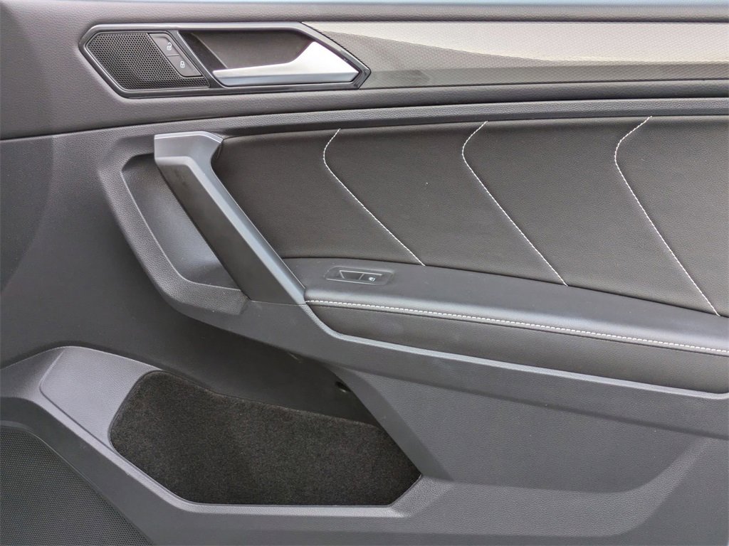 Used 2024 Volkswagen Tiguan SE image 32