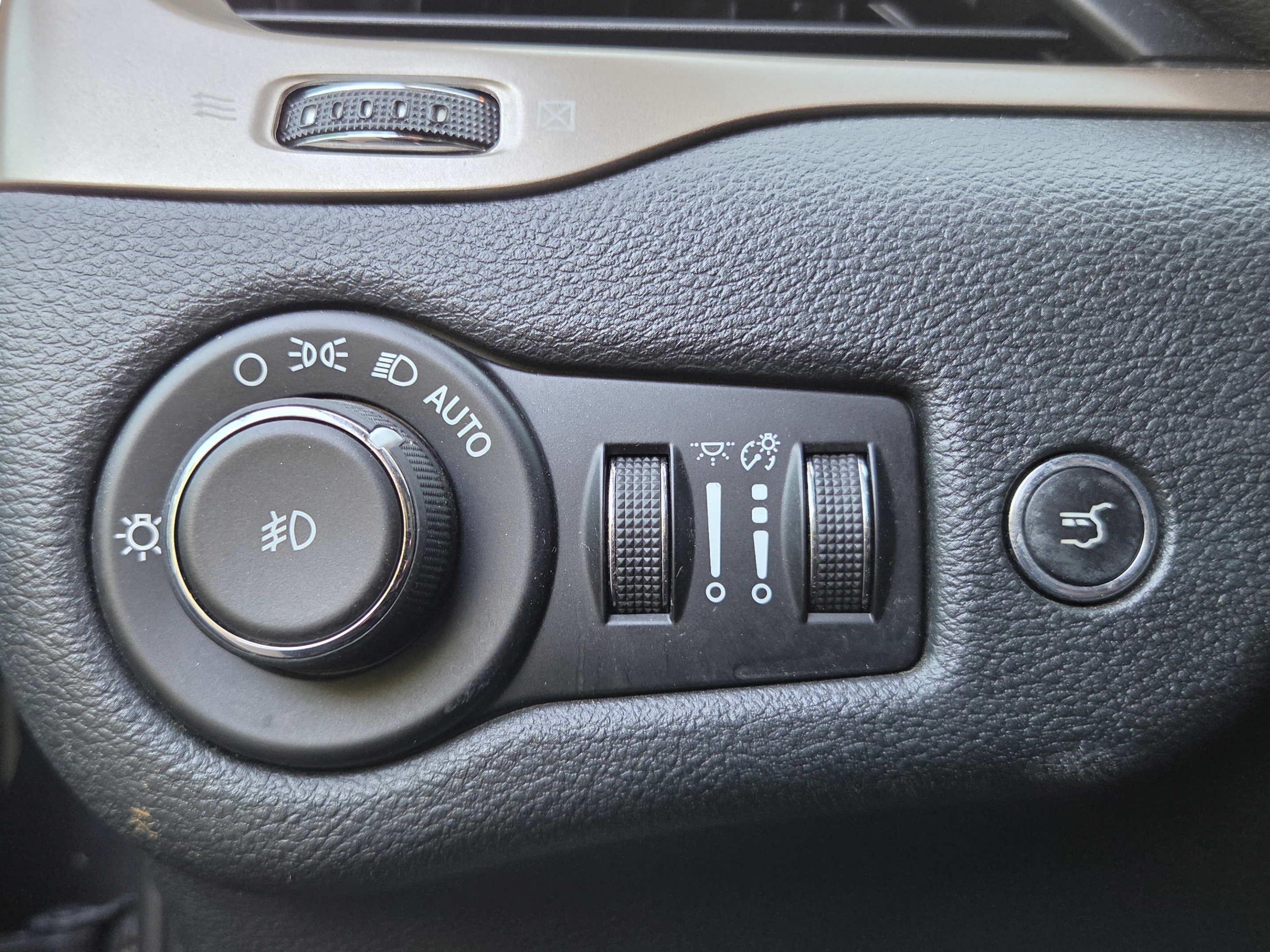Used 2016 Jeep Cherokee Latitude w/ Comfort/Convenience Group AWD/4WD image 32