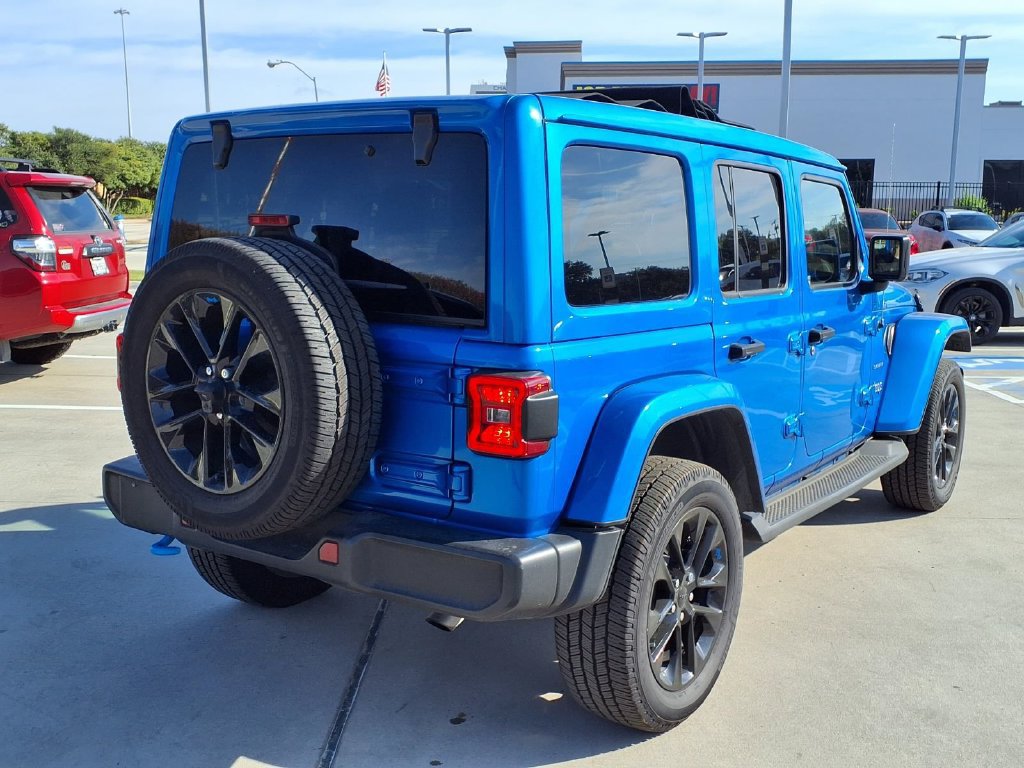 Used 2023 Jeep Wrangler Unlimited Sahara AWD/4WD image 3
