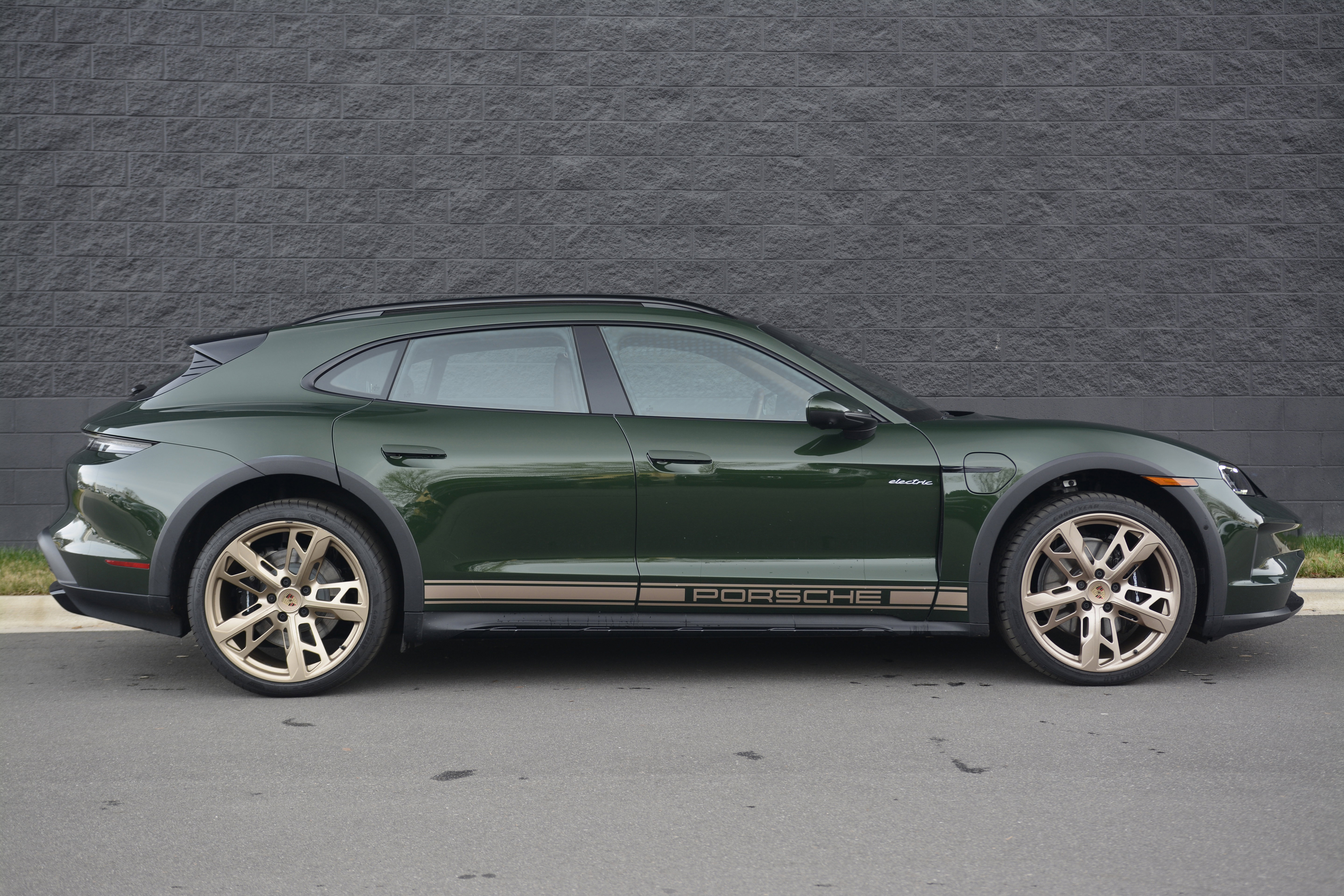 Certified 2025 Porsche Taycan 4 Cross Turismo AWD/4WD image 8