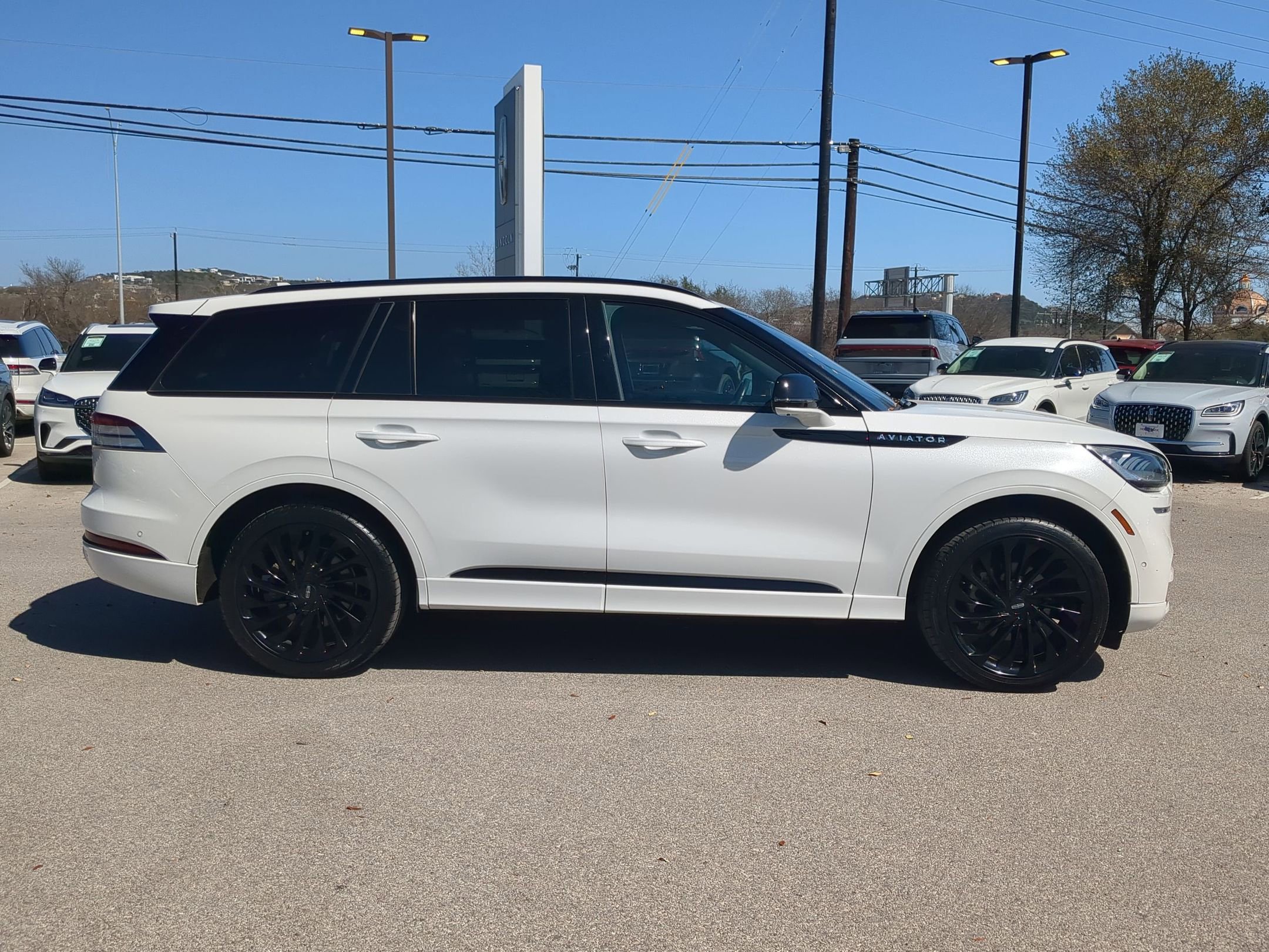 Used 2023 Lincoln Aviator Reserve w/ Equipment Group 201A image 2