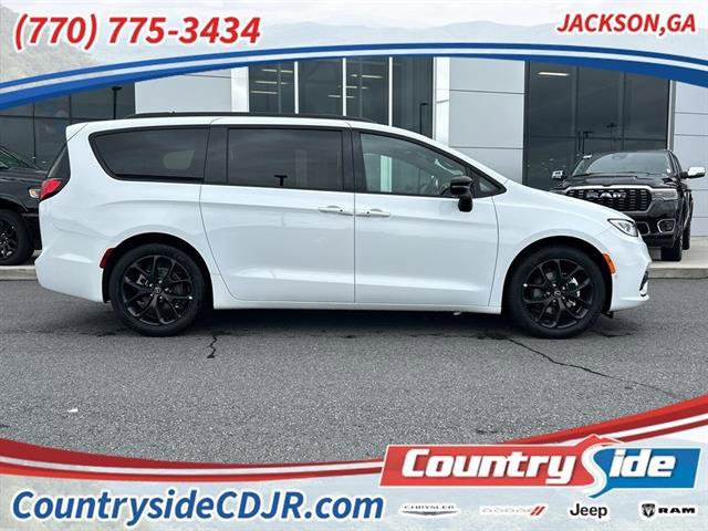 New 2026 Chrysler Pacifica Limited w/ S Appearance Package image 2