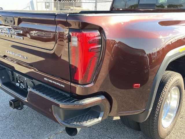 Used 2024 GMC Sierra 3500 Denali Ultimate AWD/4WD image 11