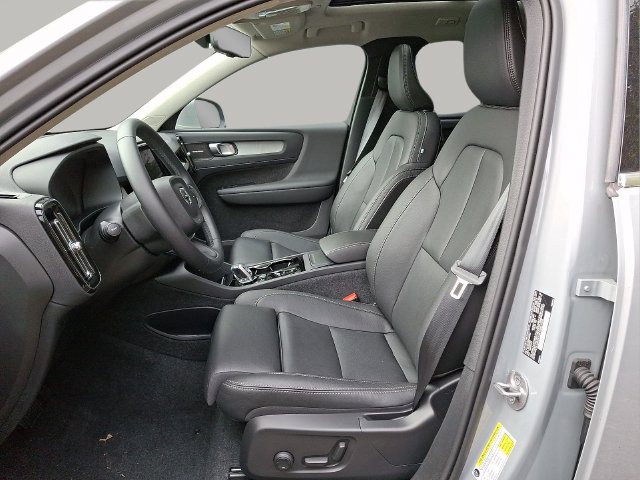 New 2025 Volvo XC40 B5 Ultra w/ Climate Package AWD/4WD image 5