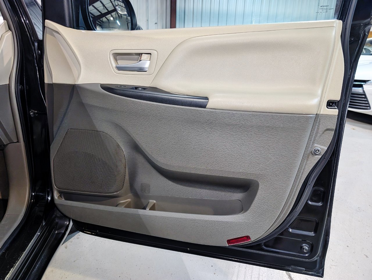 Used 2015 Toyota Sienna LE FWD image 28