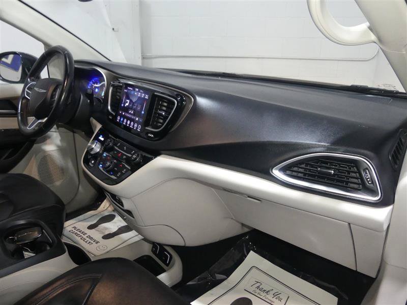 Used 2018 Chrysler Pacifica Touring-L Plus FWD image 24