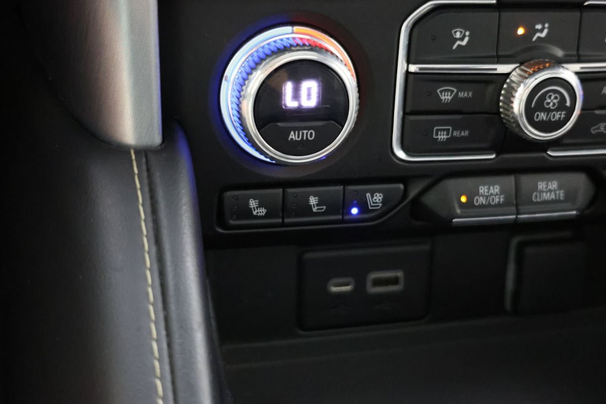Used 2023 GMC Yukon XL SLT AWD/4WD image 9