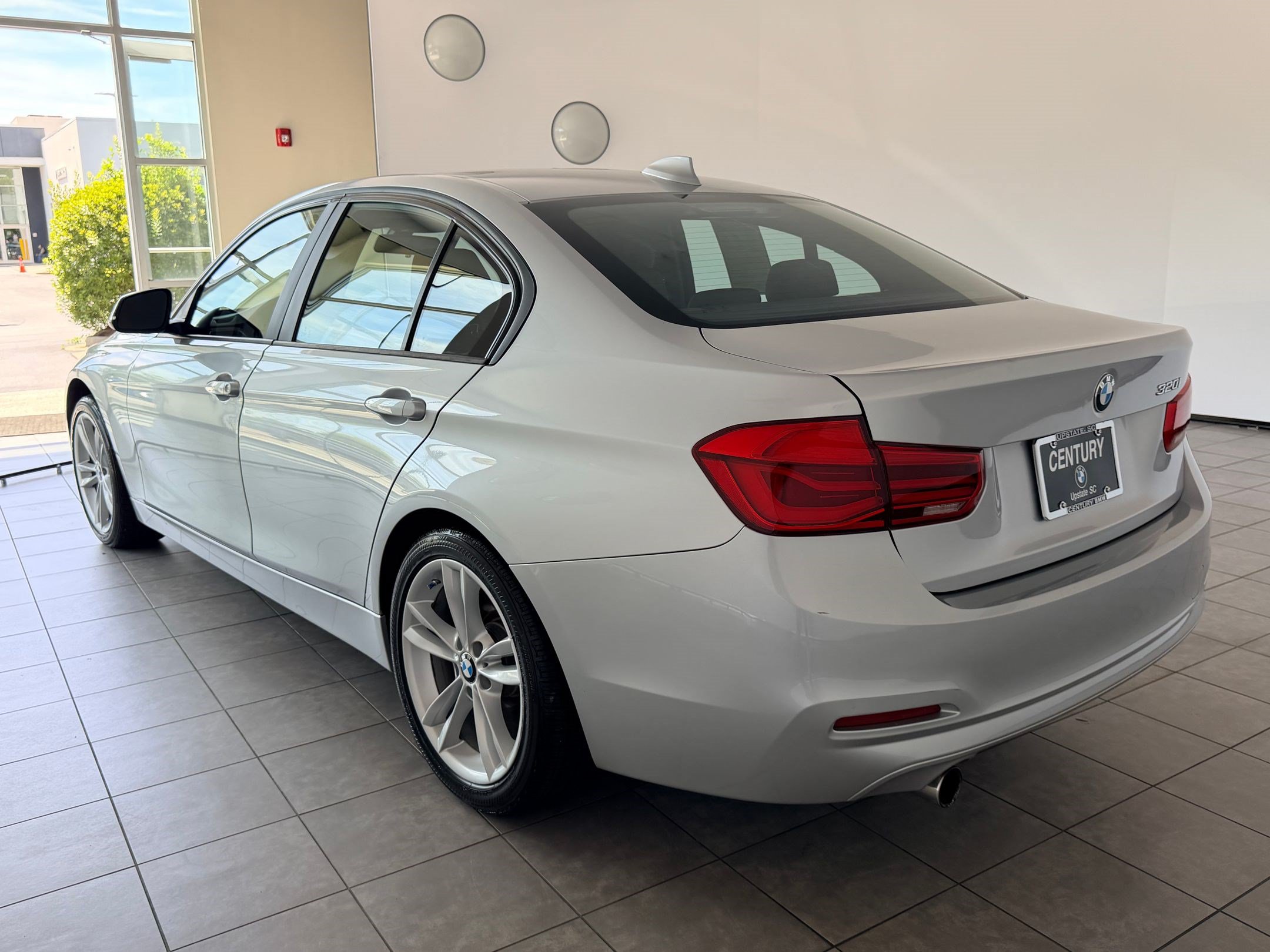 Used 2016 BMW 320i Sedan RWD image 3