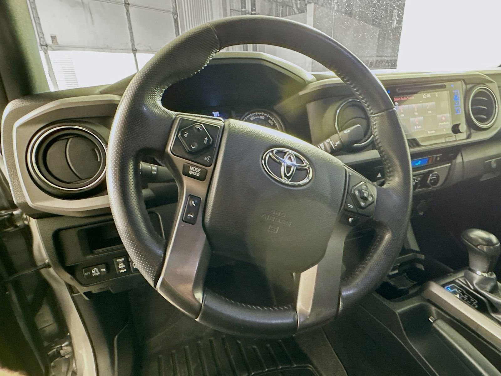 Used 2017 Toyota Tacoma TRD Sport w/ Premium & Technology Package image 9