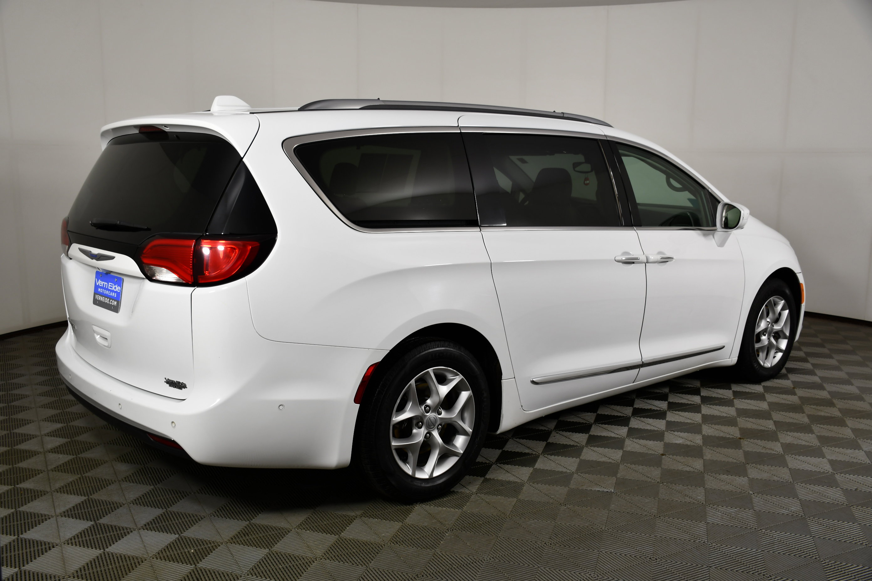 Used 2018 Chrysler Pacifica Touring-L w/ Advanced Safetytec Group FWD image 6