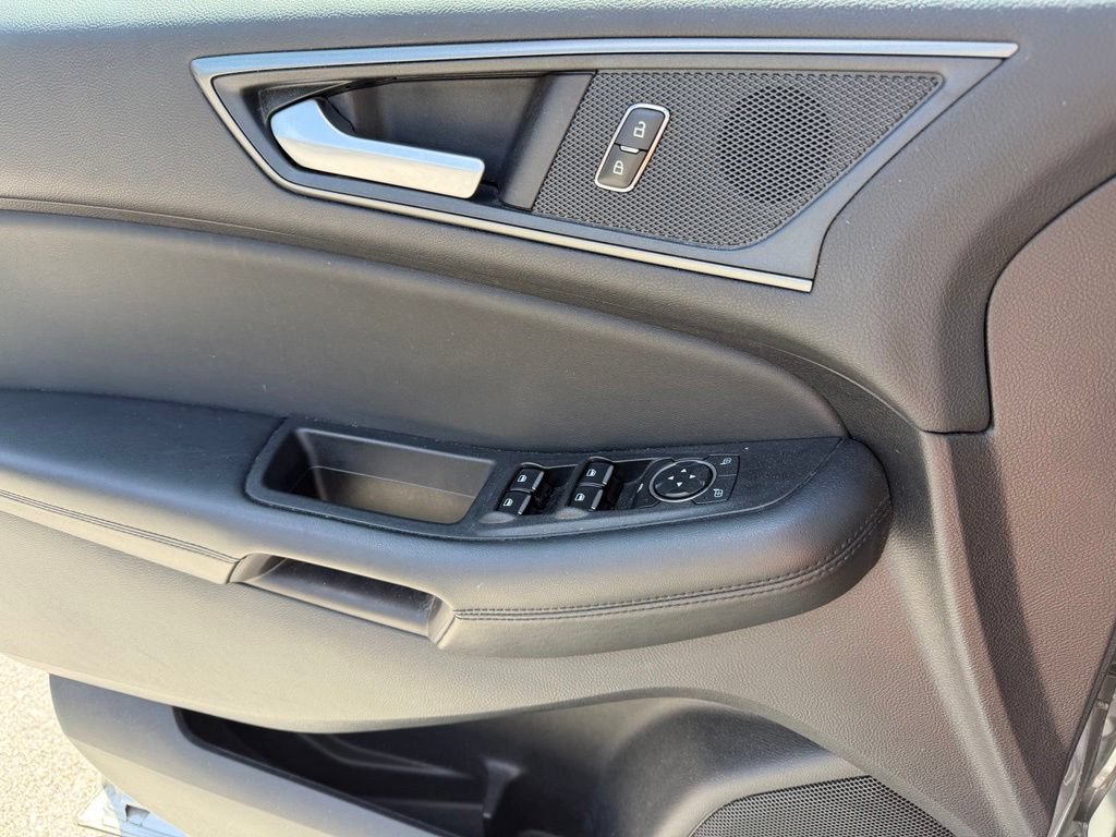 Used 2020 Ford Edge SE FWD image 26