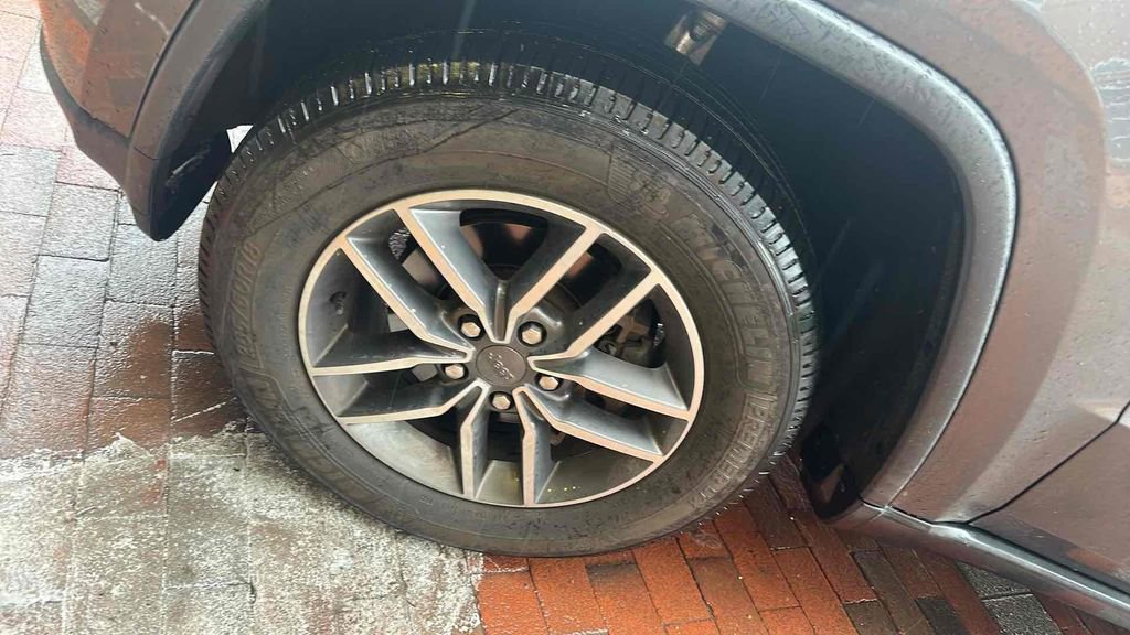 Used 2019 Jeep Grand Cherokee Limited image 11