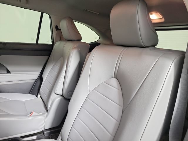 Used 2023 Toyota Highlander XLE FWD image 13