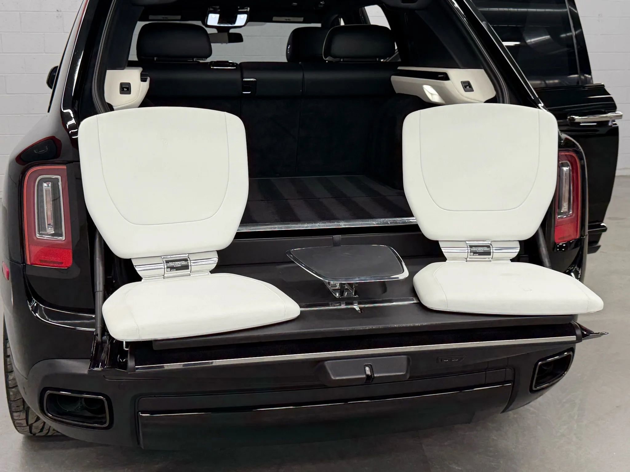 Used 2022 Rolls-Royce Cullinan Black Badge w/ Dark Exterior Package image 79