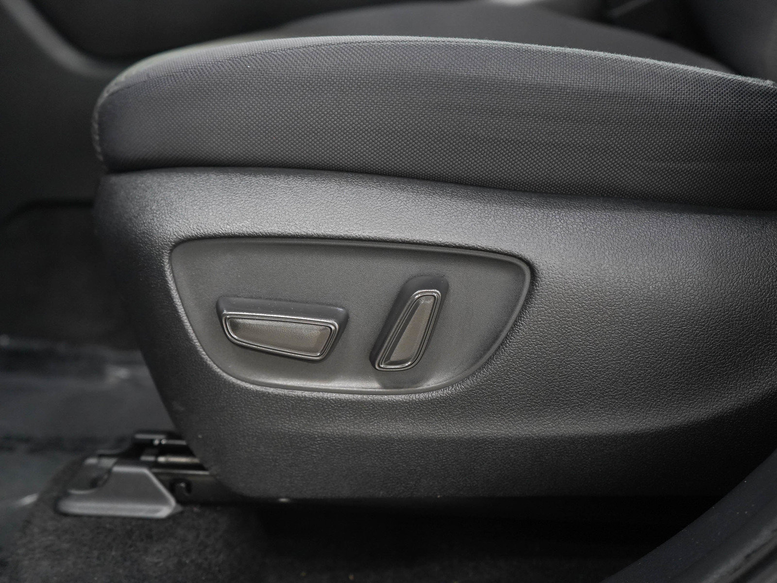 Used 2024 Toyota Highlander LE FWD image 28