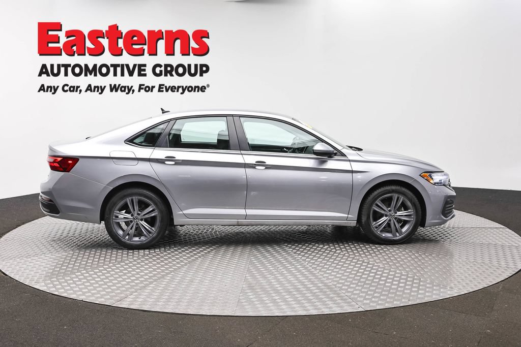 Used 2024 Volkswagen Jetta SE FWD image 4