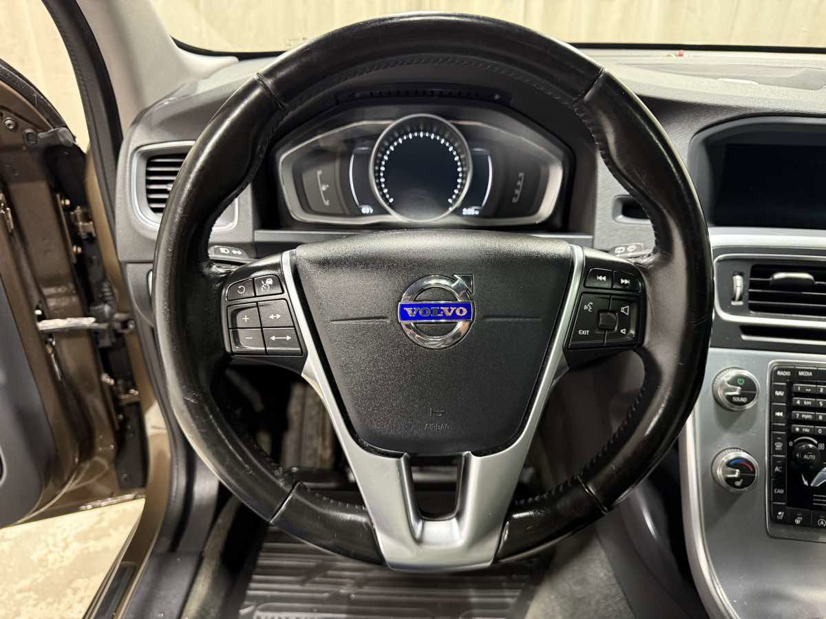 Used 2018 Volvo V60 T5 Cross Country Platinum AWD/4WD image 11