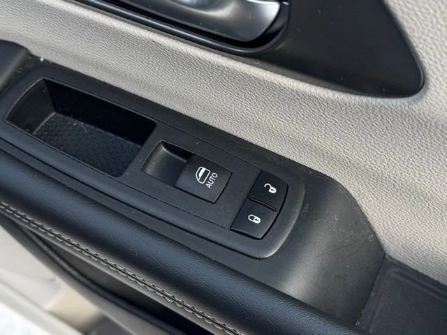 Certified 2024 Chrysler Pacifica Touring-L image 16