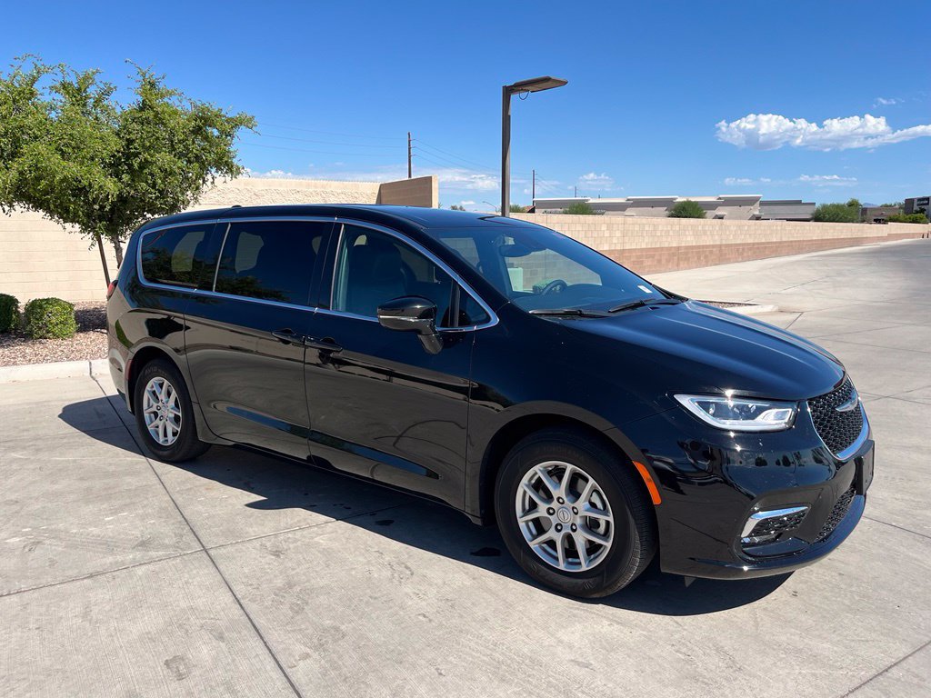 Used 2026 Chrysler Pacifica Select FWD image 4