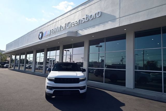 Used 2023 Jeep Grand Wagoneer Series II AWD/4WD image 3