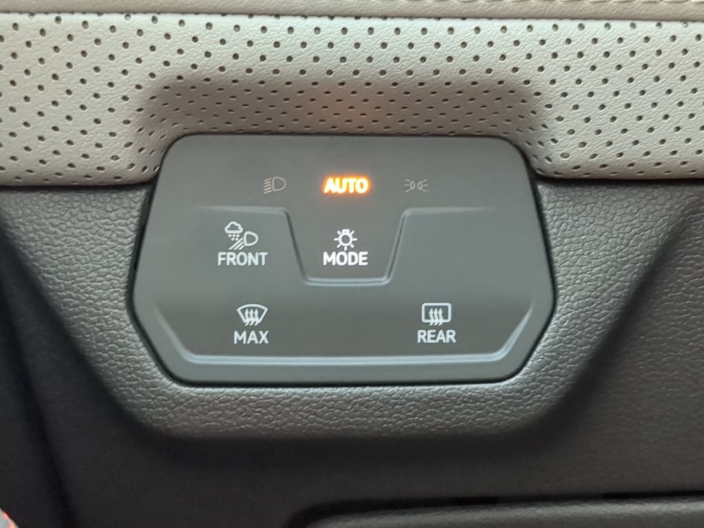 Certified 2025 Volkswagen Atlas Peak Edition SE AWD/4WD image 31