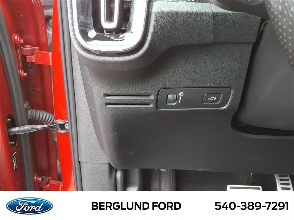 Used 2021 Volvo XC40 T5 R-Design w/ Climate Package image 18