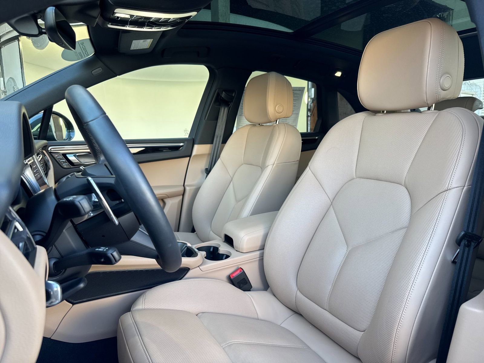 Certified 2025 Porsche Macan image 5