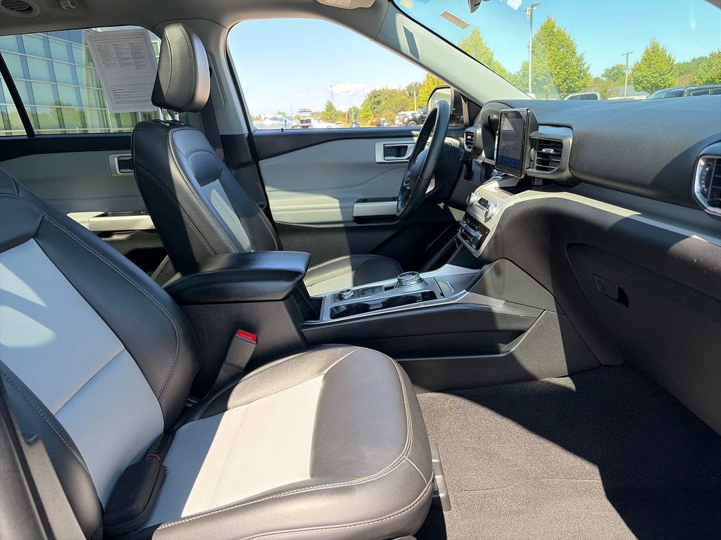 Used 2023 Ford Explorer XLT w/ Equipment Group 202A AWD/4WD image 11