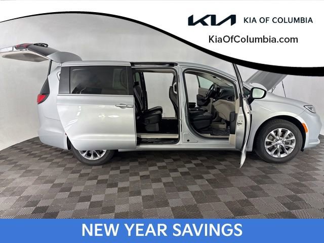 Used 2023 Chrysler Pacifica Touring-L image 13